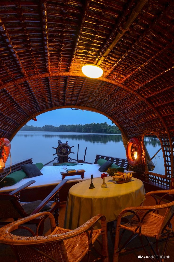 Munnar Hills & Alleppey Houseboat Escape